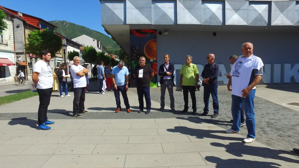 (FOTO/VIDEO) Muriz Memić posjetio Travnik / Građane pozvao na velike proteste 11.09. u Sarajevu