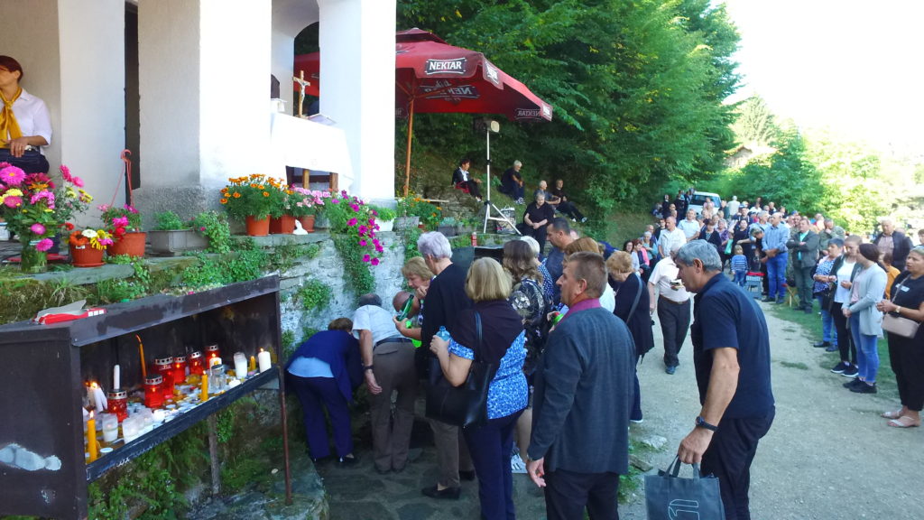 (foto/video) gospino vrilo nadomak travnika - proslava blagdana male gospe