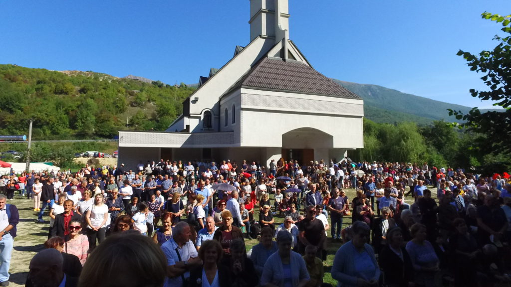 (foto/video) gospino vrilo nadomak travnika - proslava blagdana male gospe