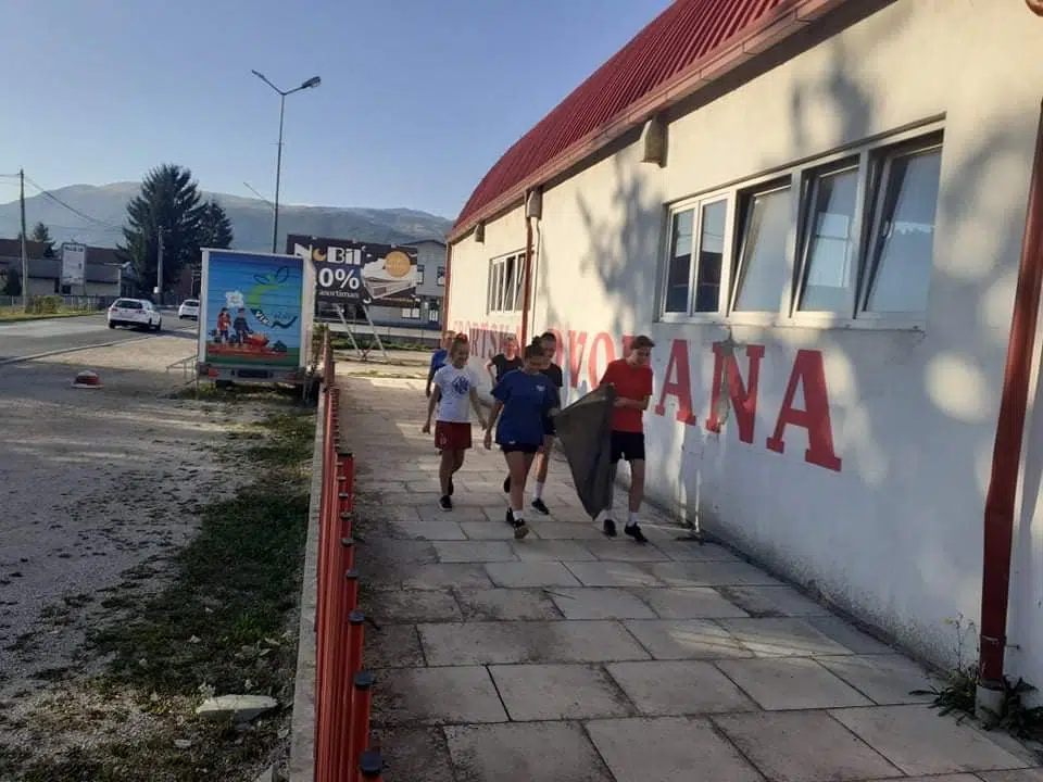 (FOTO) Džudisti i rukometaši iz Nove Bile čistili oko dvorane