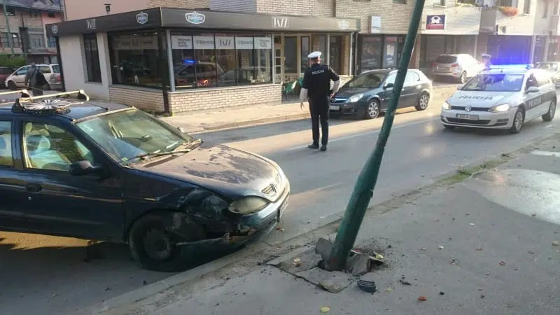 (FOTO) VOZAČI OPREZ / Saobraćajna nezgoda u Travniku
