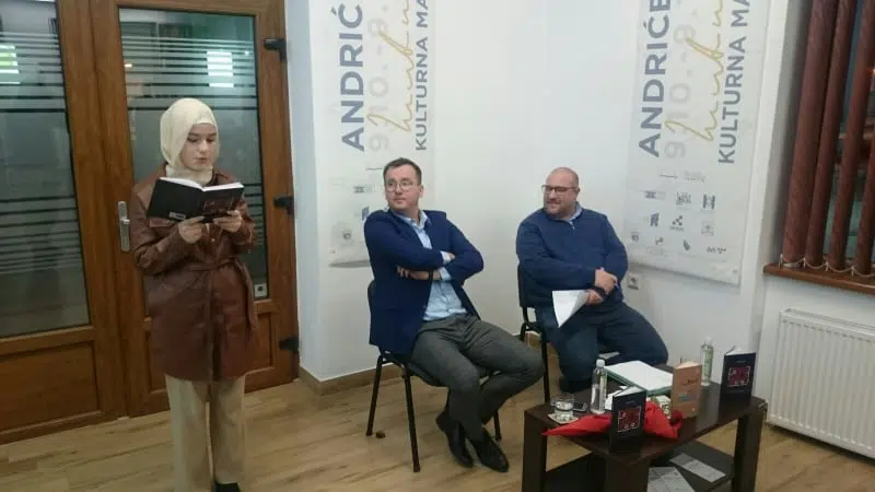 (FOTO) Književna večer u Gradskoj biblioteci Travnik