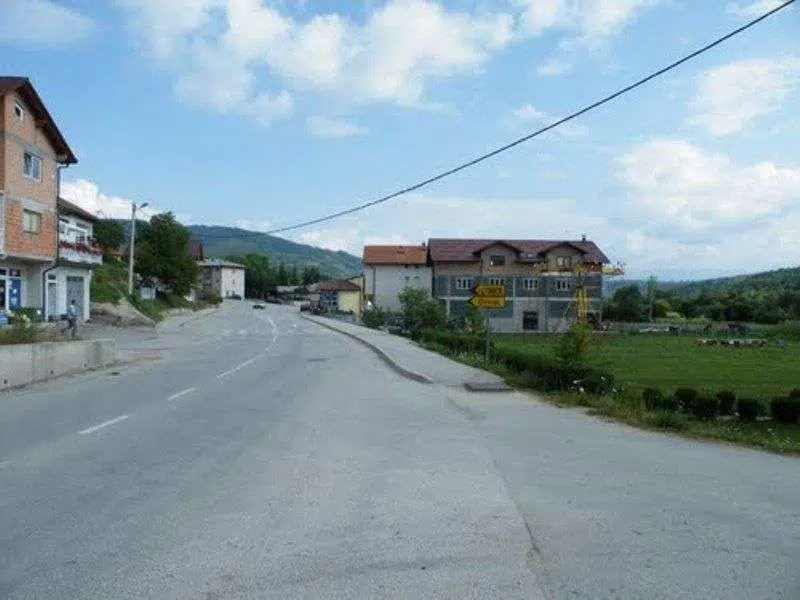 MJEŠTANI HAN BILE UPOZORAVAJU / Stariji muškarac pokušao namamiti djevojčicu u auto