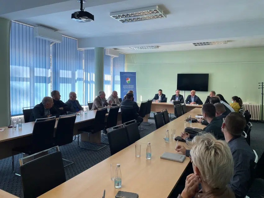 SBK/ Ministarstvo privrede u saradnji sa Federalnim ministarstvom energije, rudarstva i industrije, te Privrednom komorom FBiH organiziralo sastanak sa privrednim subjektima