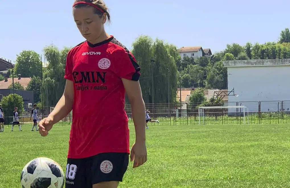 (FOTO) Školske obaveze za Izu Mahalbašić nisu prepreka / Travničanka igra za ŽF/NK Sana 2014
