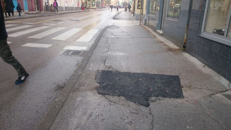 (foto) sanirana oštećenja na trotoarima u bosanskoj ulici