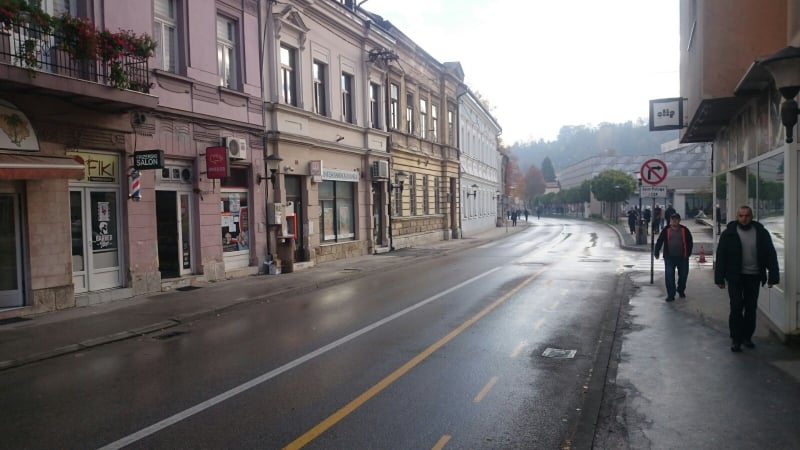 (foto) sanirana oštećenja na trotoarima u bosanskoj ulici