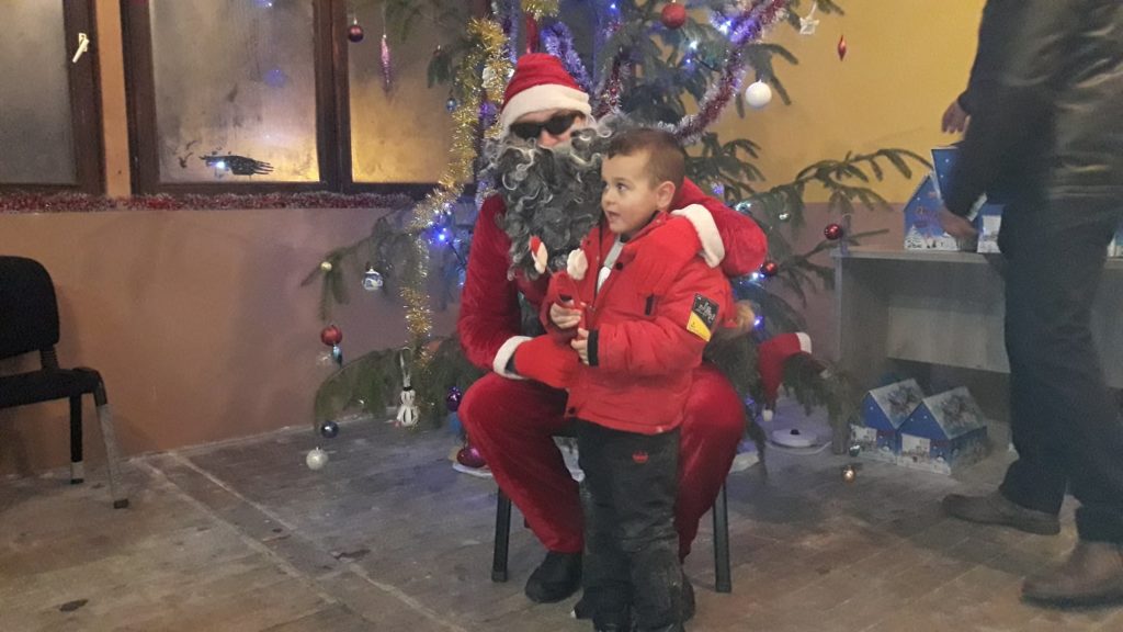 ADVENT U POKRAJČIĆIMA: Djeca okitila bor, Djed božićnjak im podijelio darove