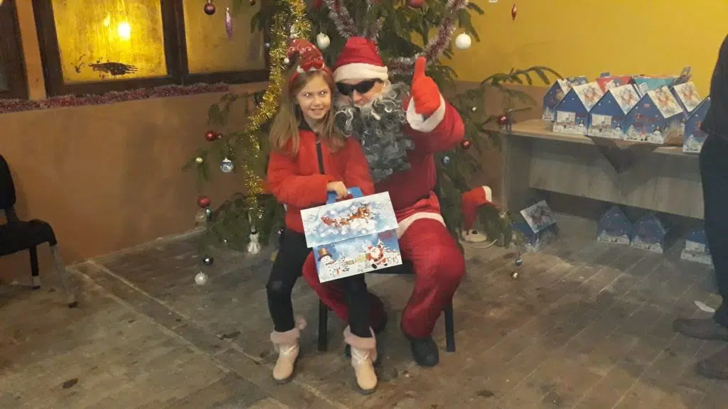 ADVENT U POKRAJČIĆIMA: Djeca okitila bor, Djed božićnjak im podijelio darove