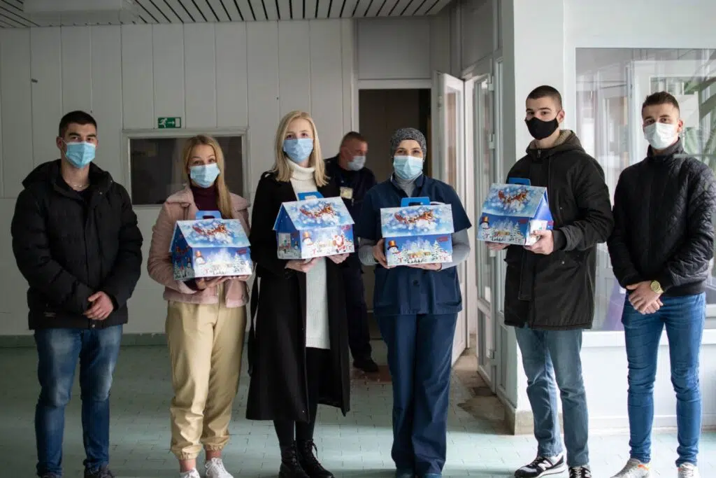 (FOTO) Učenici paketićima obradovali djecu na Pedijatriji u travničkoj bolnici
