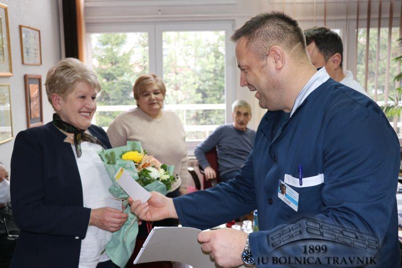 (FOTO) Svečano ali i tužno / Bolnica Travnik ispratila svoje ovogodišnje penzionere