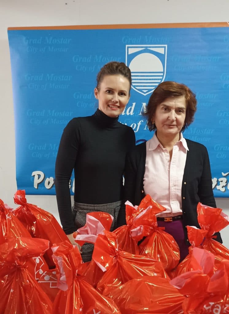 (FOTO) Paketići za socijalno ugrožene mališane u Mostaru i Konjicu