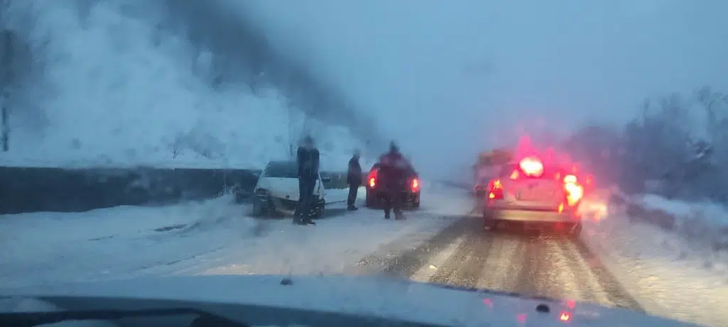 Udes na Rostovu, snijeg prekrio ceste i klizavo je