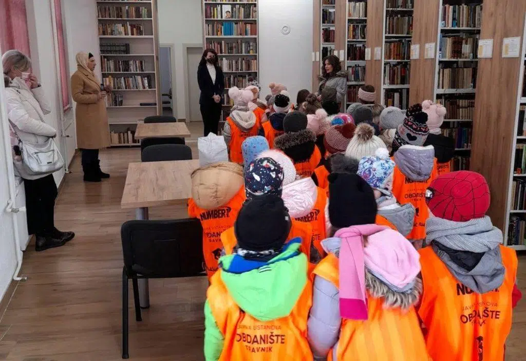 JU Gradska biblioteka Travnik/ Posjeta mališana iz Obdaništa Travnik