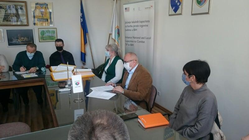 (video/foto) potpisan porotokol za prevenciju i postupanje u slučajevima prosjačenja i drugih oblika eksploatacije djece u općini travnik