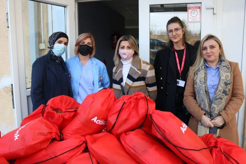Zaposlenici Addiko banke uručili donaciju onkološkim pacijentima u zeničkoj bolnici