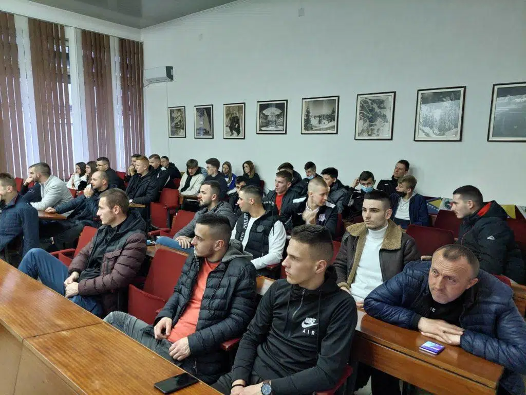 Održan seminar za nogometne suce i instruktore suđenja u Travniku FOTO