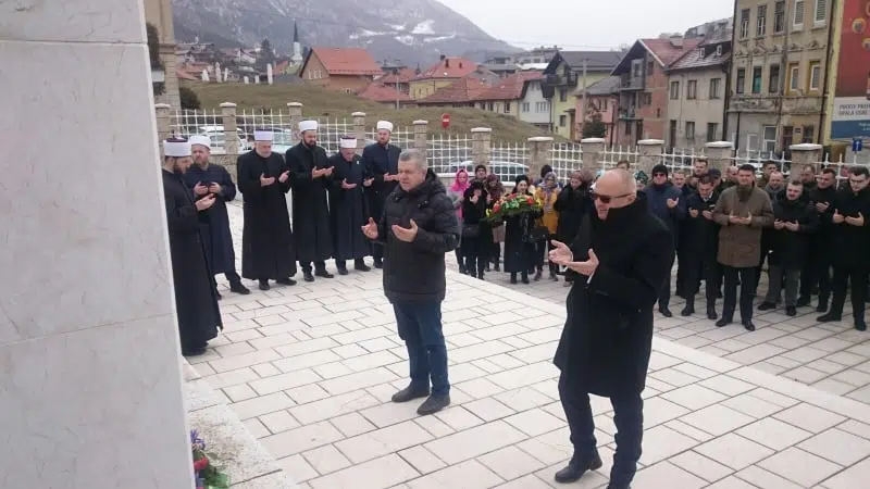 (FOTO/VIDEO) Polaganjem cvijeća na Šehidsko mezarje Travnik obilježen Dan nezavisnosti BiH
