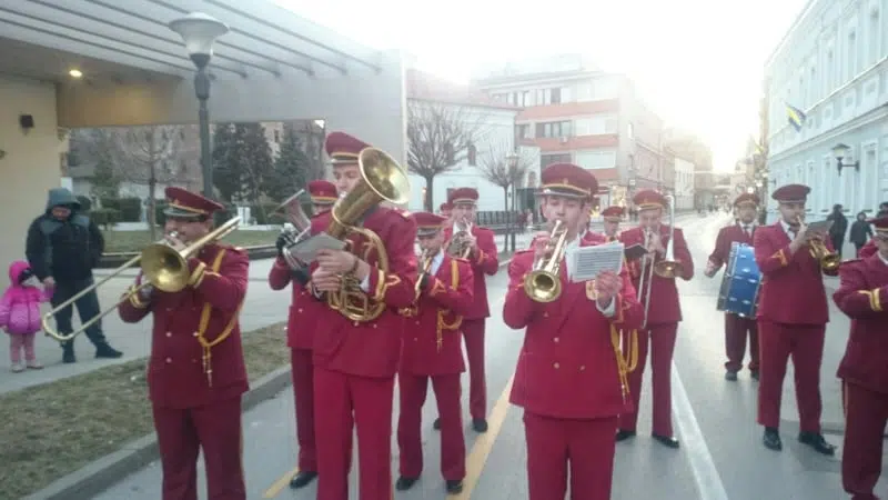 (FOTO) “Dan općine Travnik – kao nekad!” Upriličen svečani tradicionalni defile Bosanskom ulicom