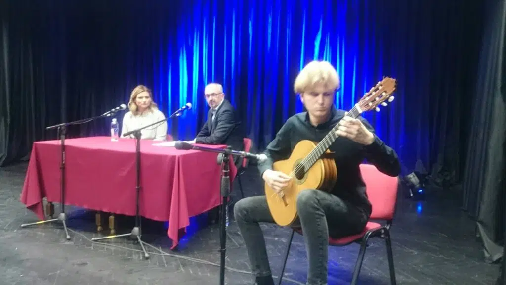Klub neizlječivih Travničana/Gošća Larisa Cerić