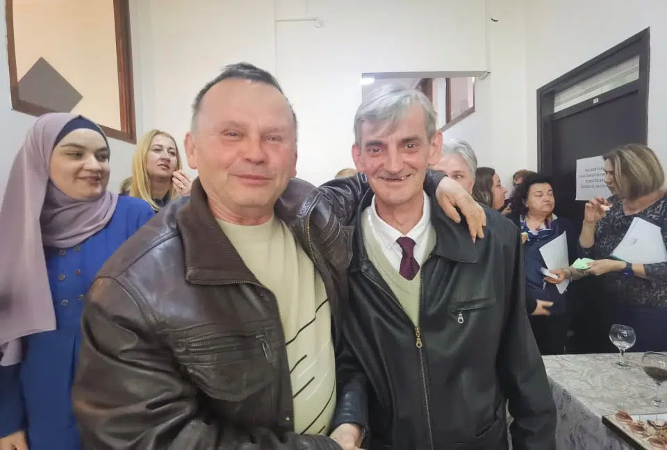 (FOTO) Nezapamćen ispraćaj u penziju zabilježen u Općini Travnik / Pogledajte kako su kolege ispratile Nihu