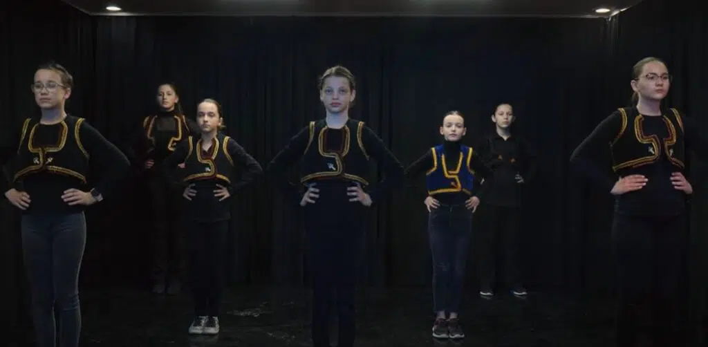(VIDEO) Poruka mira i zajedništva ,,Ostajete ovdje” / Pogledajte performans Kazališta mladih Korifej