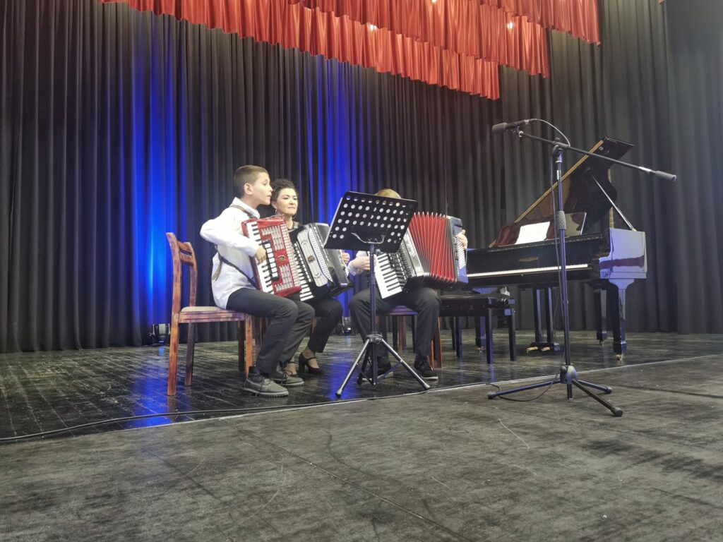 (foto) učenici osnovne muzičke škola travnik ponovo pred publikom / 'muzika progovorila' kroz koncert kamerne muzike