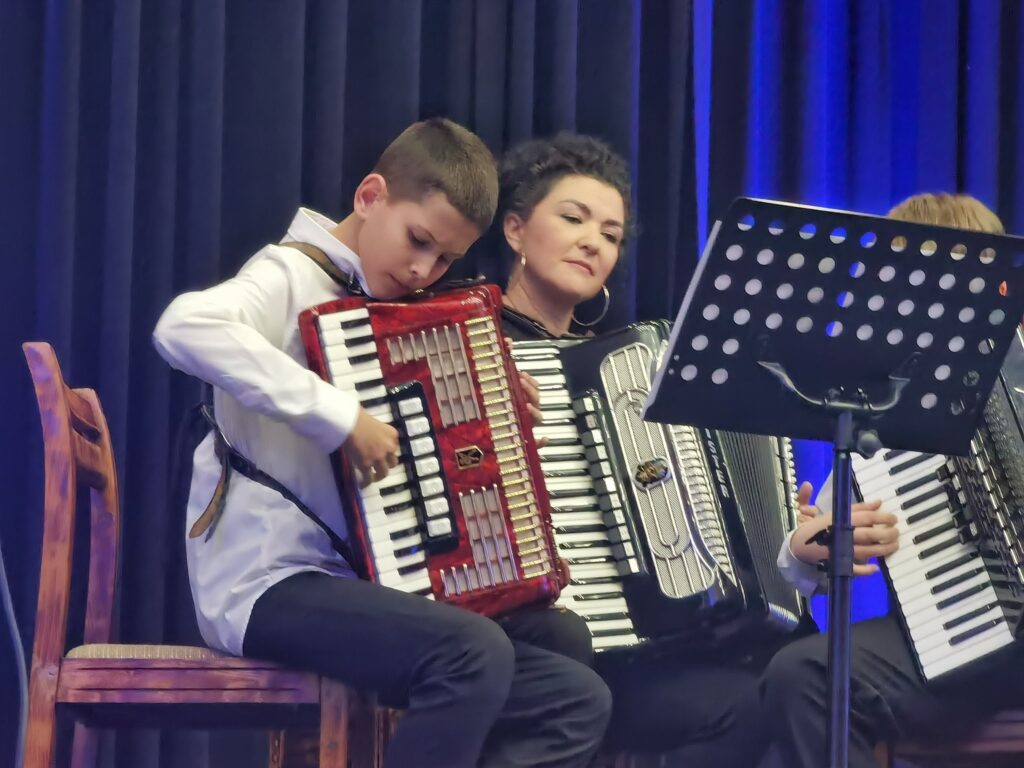 (foto) učenici osnovne muzičke škola travnik ponovo pred publikom / 'muzika progovorila' kroz koncert kamerne muzike