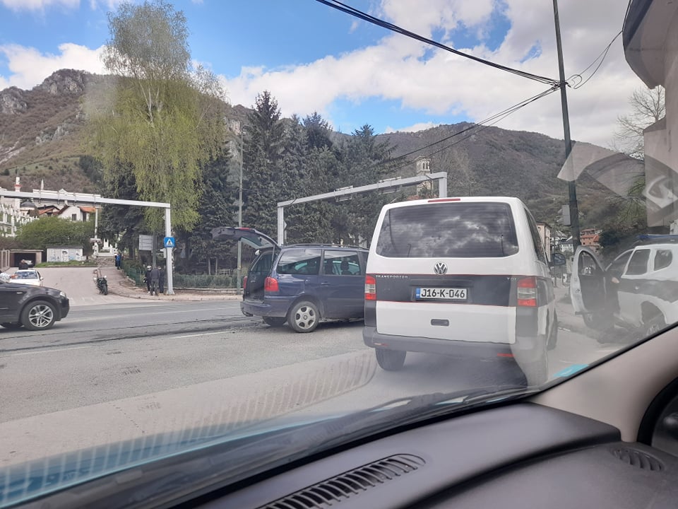 (foto) zbog nezgode otežan saobraćaj na ulazu/izlazu iz travnika