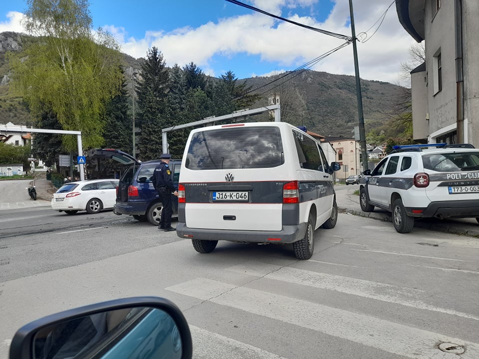 (foto) zbog nezgode otežan saobraćaj na ulazu/izlazu iz travnika