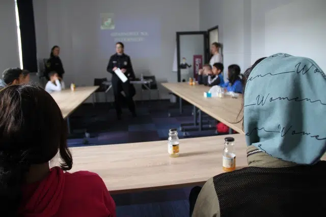TRAVNIK / Policijski službenici održali predavanje osnovcima o opasnostima na internetu