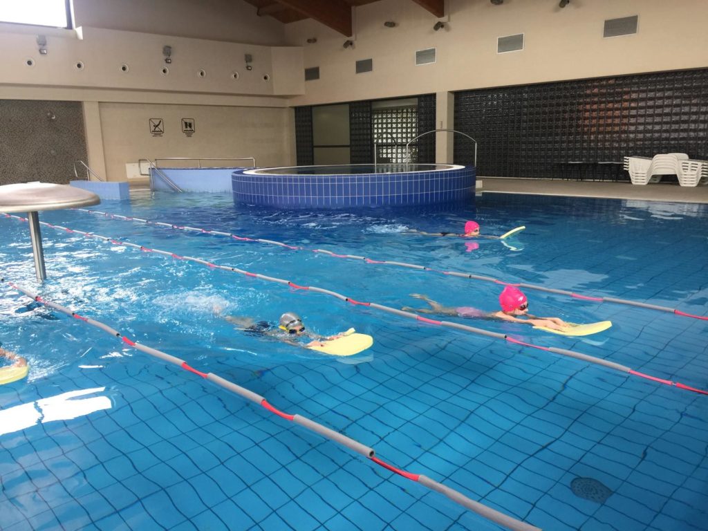 održano plivačko takmičenje za polaznike škole plivanja central foto