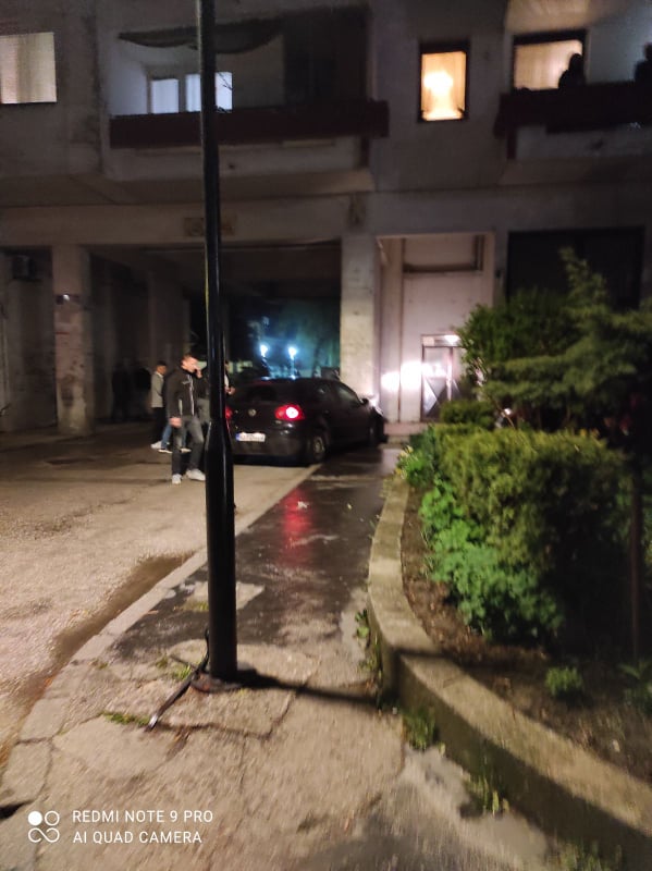 (foto) saobraćajna nezgoda u travniku, automobil udario u zid