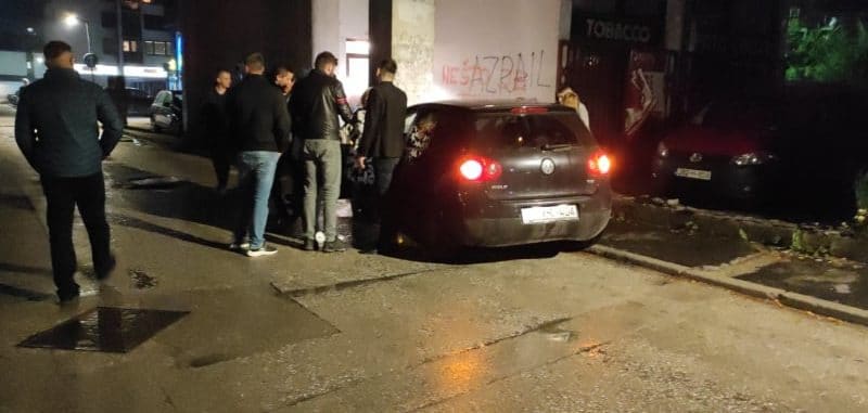 (foto) saobraćajna nezgoda u travniku, automobil udario u zid