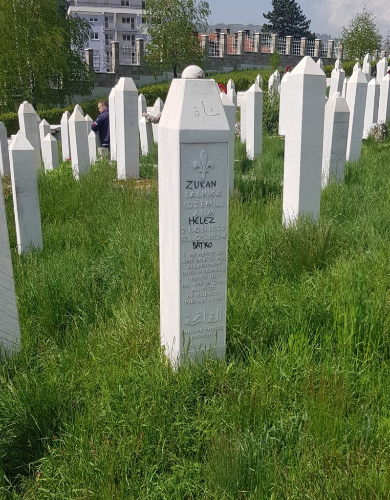 oskvrnavljeni spomen-nišani na šehidskom mezarju u travniku