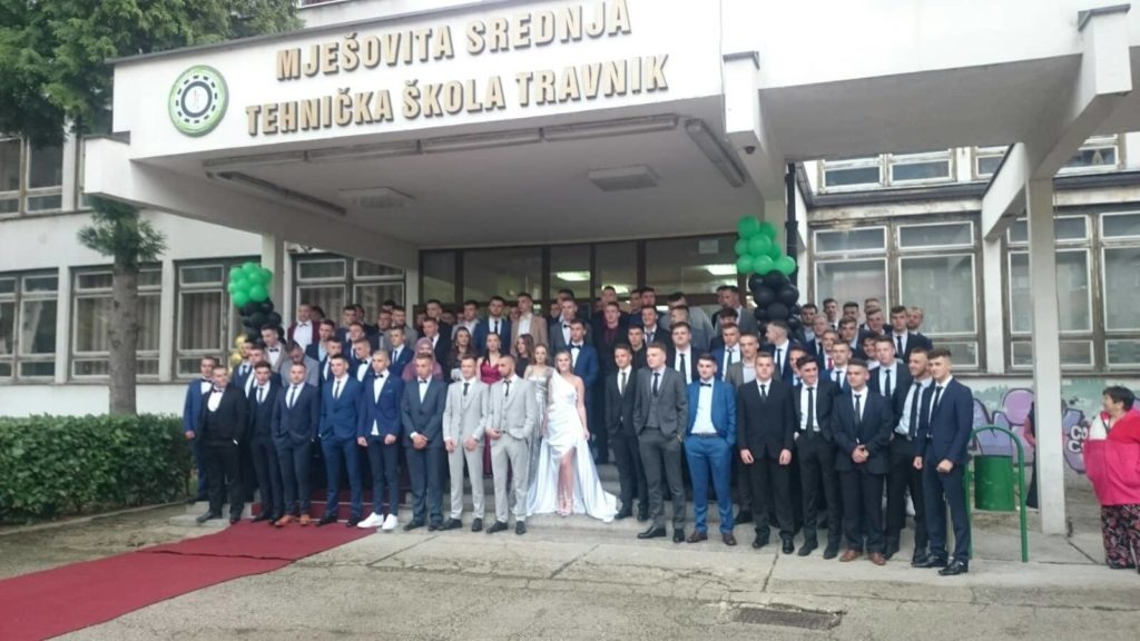 (video/foto) maturantski defile mješovite srednje tehničke škole travnik