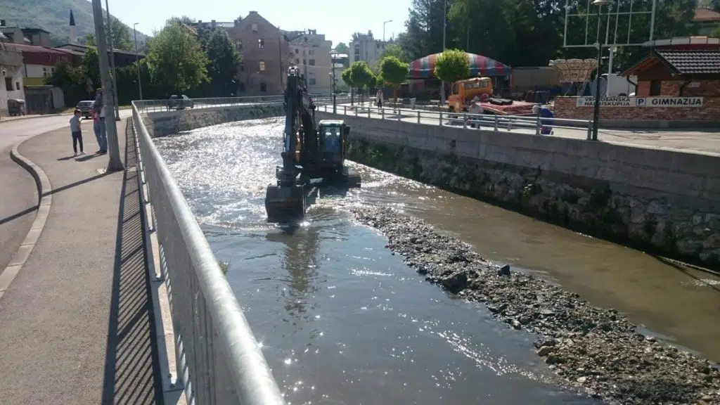 (FOTO) Pripremni radovi za gradnju pješačkog mosta na relaciji KŠC “Pretar Barbarić” – JU Dom zdravlja Travnik