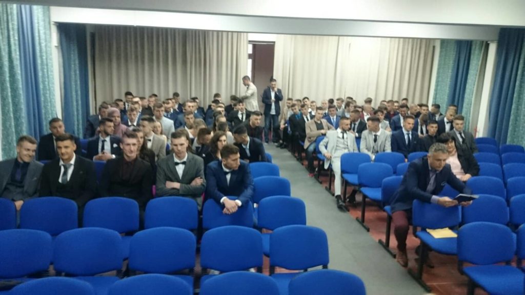 (video/foto) maturantski defile mješovite srednje tehničke škole travnik