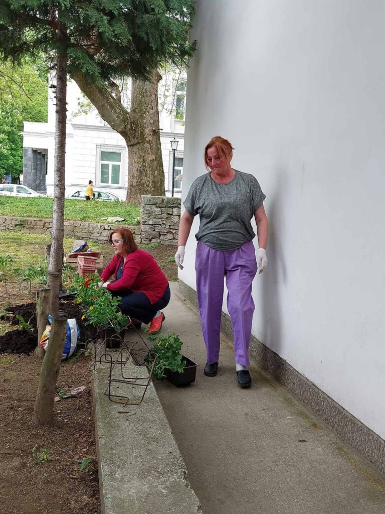 (foto) uposlenici doma zdravlja travnik zasadili cvijeće u krugu ustanove