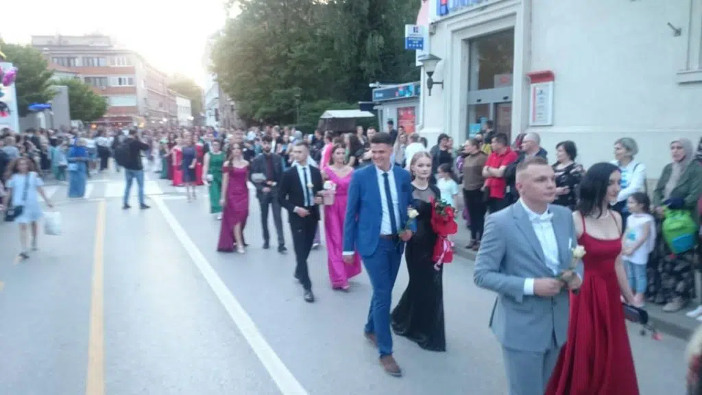 (FOTO/VIDEO) Mješovita srednja ekonomsko-ugostiteljska škola Travnik ispratila 66. generaciju maturanata