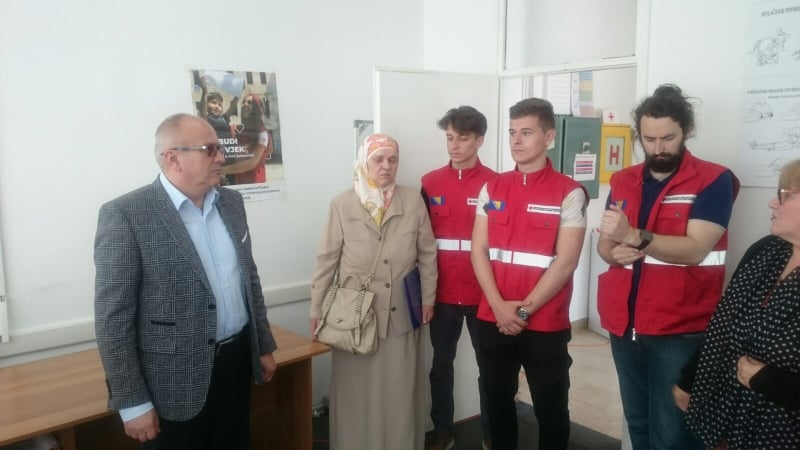 (FOTO) Pohvala volonterima za nemjerljiv doprinos / Dautović posjetio Crveni križ Općine Travnik