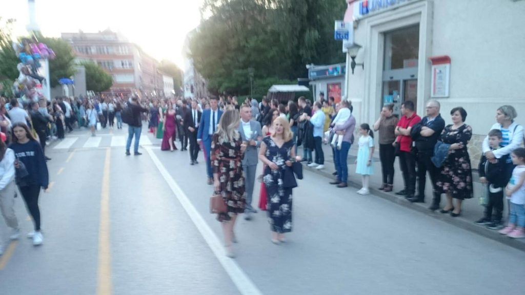 (FOTO/VIDEO) Mješovita srednja ekonomsko-ugostiteljska škola Travnik ispratila 66. generaciju maturanata