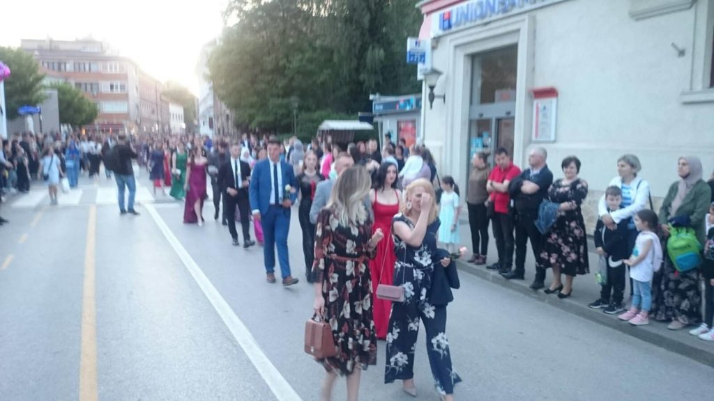 (FOTO/VIDEO) Mješovita srednja ekonomsko-ugostiteljska škola Travnik ispratila 66. generaciju maturanata