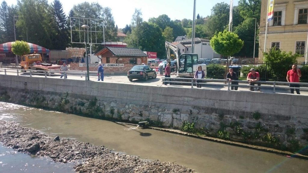 (foto) pripremni radovi za gradnju pješačkog mosta na relaciji kšc "pretar barbarić" - ju dom zdravlja travnik