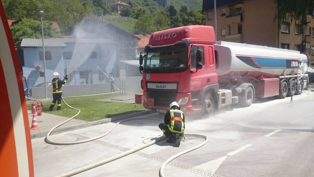 (foto) pokazna vježba / vatrogasci, hitna i policija pod rotacijom stigli na pumpu u travniku