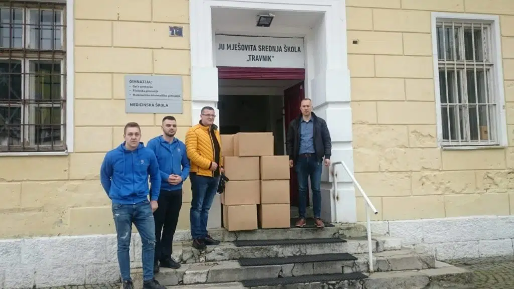(FOTO) Zaokružena humanitarna priča / Dvije škole u Travniku dobile 30 računara