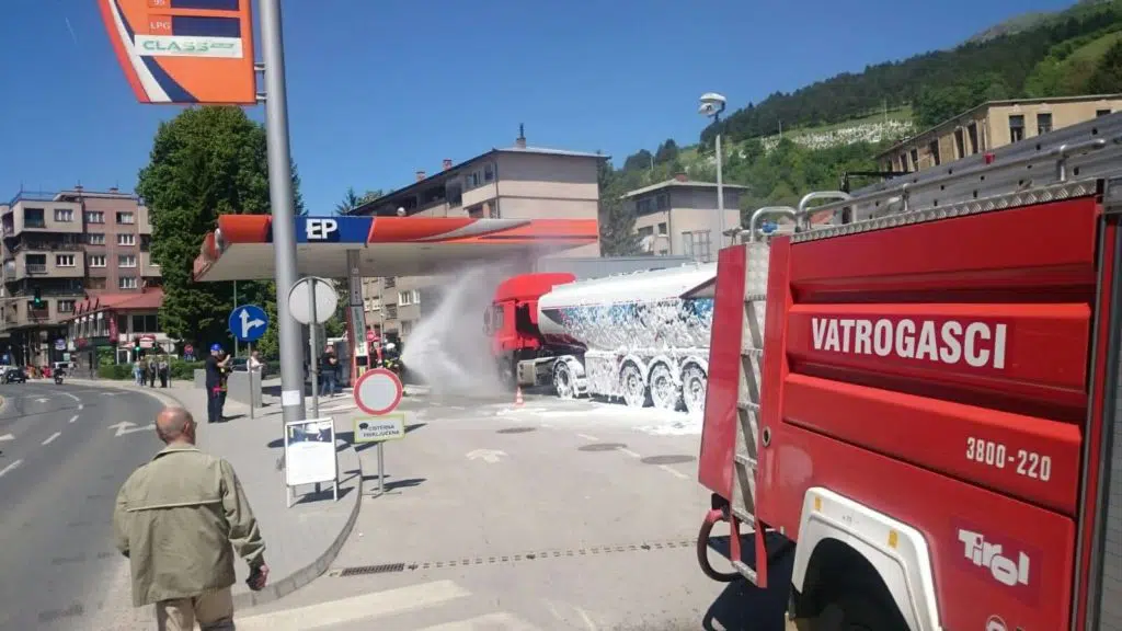 (FOTO) POKAZNA VJEŽBA / Vatrogasci, hitna i policija pod rotacijom stigli na pumpu u Travniku