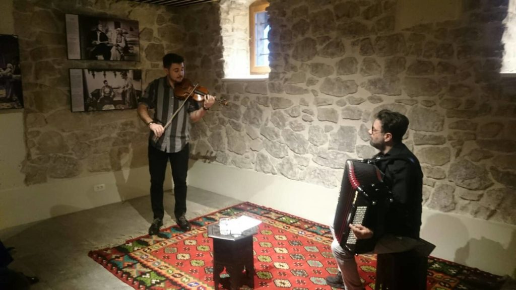 (foto) koncertna sezona u travniku / zanin i adis predstavili duet “alkatmer”