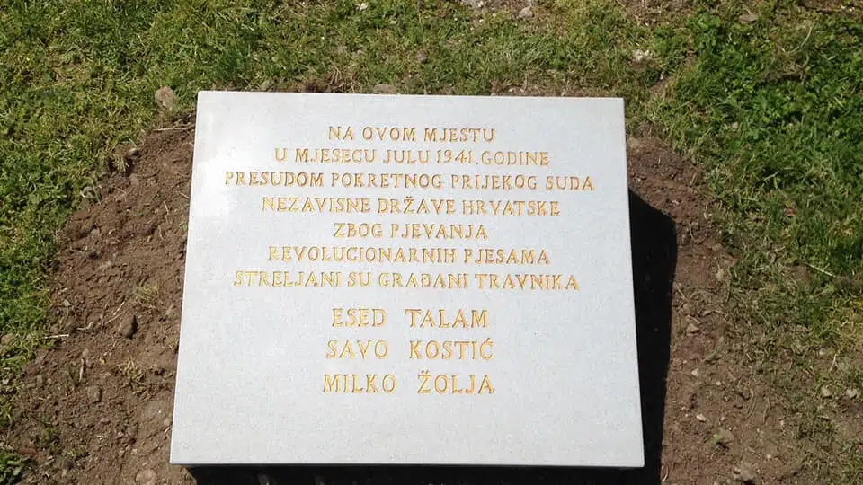 Spomen ploča na mjestu gdje su zbog pjevanja revolucionarnih pjesama strijeljani Esed Talam, Savo Kostić i Milko Žolja