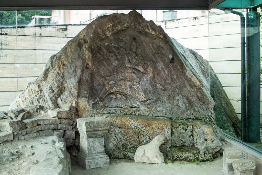 hram boga mitrusa jajce